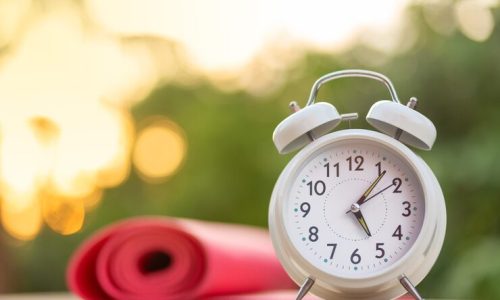 sport-yoga-equipments-with-alarm-clock-workout-healthy-lifestyle-concept-with-copy-space_511779-540